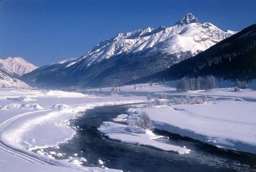 Gasthaus Zum Weissen Kreuz Hotel Samedan Kültér fotó